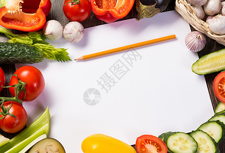 铺在纸页周围的蔬菜辣椒框架铅笔食谱香料教科书烹饪厨房草本植物食物图片