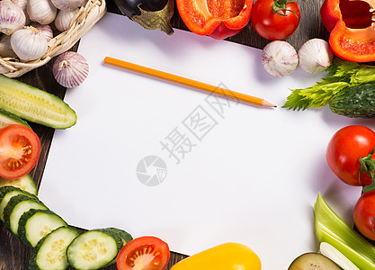 铺在纸页周围的蔬菜食物卡片美食饮食框架厨房草本植物辣椒勺子食谱图片