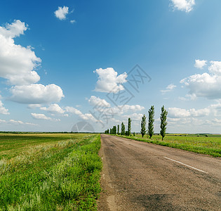 绿地和蓝天空中的沥青路图片