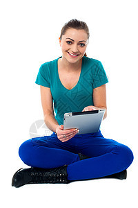 使用平板电脑Pc的年轻女士工具微笑机动性冲浪网络快乐女性地面冒充触摸屏图片