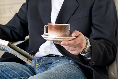 上午咖啡咖啡衣服牛仔裤男性杯子套装商务白色报纸经理人士背景图片