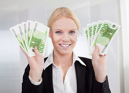 持有欧元纸钞的女商务人士办公室硬币现金女孩女性工作银行人士商业薪水图片