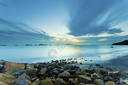 海岸沿岸海面上美丽的日落图片