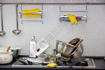 厨房的脏尿液团体垫圈杯子勺子合金洗涤用具平底锅盘子家务图片