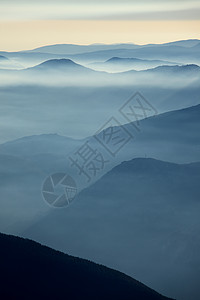 山山脉阴霾地形日落辉光旅行场景环境远足全景天气图片