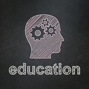教育概念 背黑板背景的  带轮椅和教育  负责人知识木板金融学习技术头脑课程研讨会齿轮风暴图片