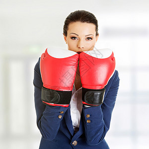 带拳手套的年轻女商务人士管理人员套装女士工人竞赛力量眼睛工作室女性生意人图片