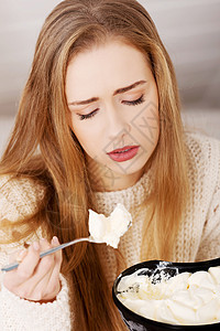 年轻忧郁的女人正在吃一大碗冰淇淋来庆祝庆典青年贪食症女性挫折身体青少年头发甜点女孩图片