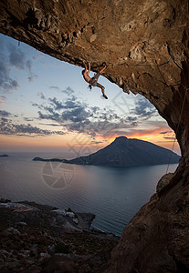 日落时男性攀岩者 希腊卡林诺斯图片