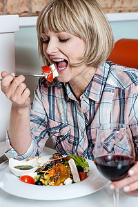 女人用红酒美餐桌子用餐餐厅午餐酒店玻璃食物美食女性蔬菜图片