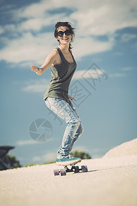 斯卡特女孩青少年女性滑冰闲暇乐趣运动活动长板太阳镜青年图片