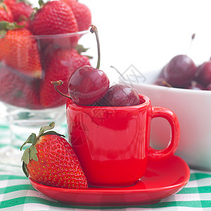 陶瓷和玻璃碗中的樱桃和草莓盘子小吃水果叶子生活团体食物纹理制品宏观图片