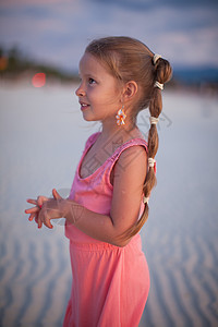 菲利浦热带海滩度假时可爱的小女孩 在菲律宾微笑海景海岸线闲暇女孩女士乐趣假期裙子海岸图片
