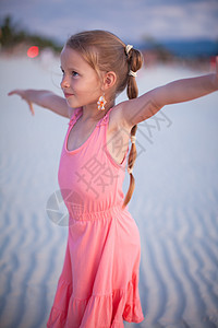菲利浦热带海滩度假时可爱的小女孩 在菲律宾裙子海岸线闲暇情调异国女孩海岸假期享受海洋图片