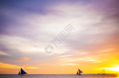 菲律宾博拉凯岛日落前的帆船航行反射活动旅游海岸旅行阳光游客地平线自由海浪图片