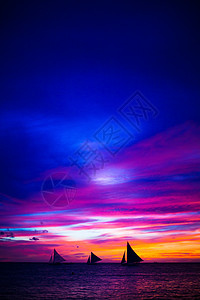 令人难以置信的美丽日落 波拉凯岛有帆船登上地平线海景蓝色游客海洋反射自由游艇阳光海浪活动图片