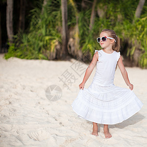菲利浦热带海滩度假时可爱的小女孩 在菲律宾异国支撑女孩闲暇乐趣海景孩子海岸假期裙子图片