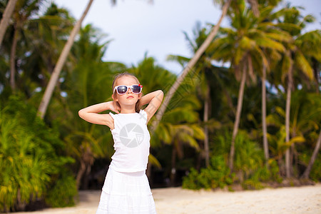 在菲律宾波拉凯热带沙滩度假时 可爱的小女孩儿海岸闲暇微笑女士太阳镜情调海洋假期乐趣海岸线图片
