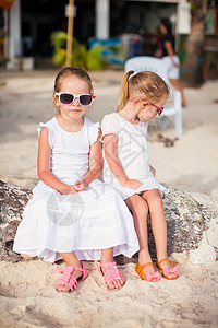 可爱的小女孩在沙滩上喝新鲜西瓜海岸线乐趣假期旅游水果海景孩子太阳镜果汁热带图片