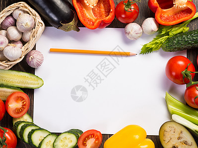 铺在纸页周围的蔬菜香料木头美食勺子食物桌子食谱厨房教科书框架图片