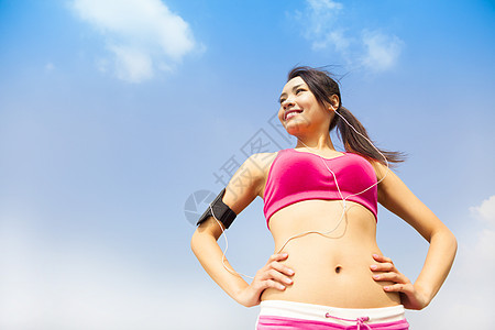 在户外慢跑听音乐的女跑步训练速度锻炼赛跑者天空活动女士成人耳机蓝色图片