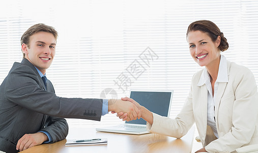 夫妻在办公室握手的生意图片