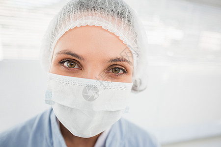 佩戴外科外科帽子和面具的女外科医生制服黑眼睛磨砂膏女士女性保健手术帽卫生从业者眼睛图片
