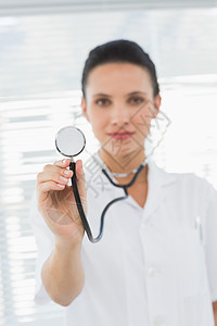 一名带听诊镜的女医生的肖像诊所医疗百叶窗工具医师女性工作服医院职业头发图片
