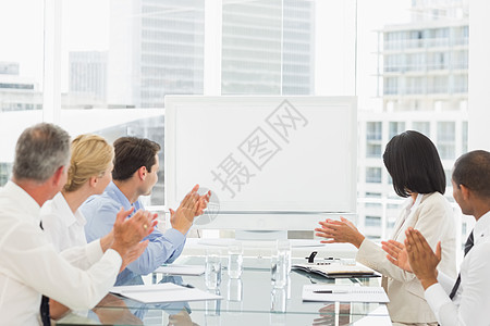 商业界人士在会议室中欢呼空白白白板图片