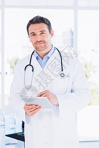 使用数字平板电脑对一名男医生的肖像从业者医疗医务室制服医院职业男性男人医师工作图片