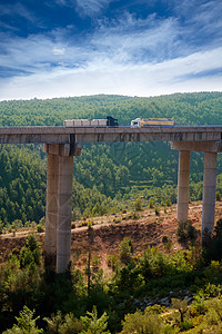 在巴伦西亚Autivia A3公路上的Bunol通过汽车天空卡车货车风景商业旅行森林运输太阳图片