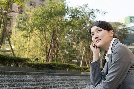 亚裔商业女性在城里思考经理人士就业女士企业家挑战商务微笑管理人员城市图片