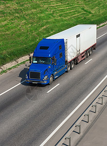 高速公路上卡车速度旅行货车船运商业车辆汽车白色运动蓝色图片