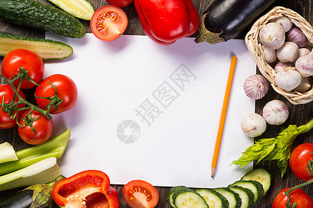 铺在纸页周围的蔬菜笔记香料勺子饮食铅笔胡椒木头美食教科书烹饪图片