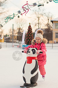 可爱的小女孩在冰场滑冰女孩孩子女性数字溜冰场运动溜冰者手套套装生活方式图片