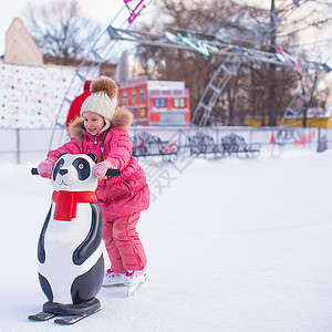 可爱的小女孩在冰场滑冰女性幸福小姑娘冰鞋女孩数字溜冰场童年手套套装图片