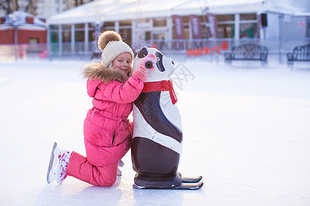 快乐的小女孩滑冰在冰上童年女性数字学习幸福手套速度运动孩子女儿图片
