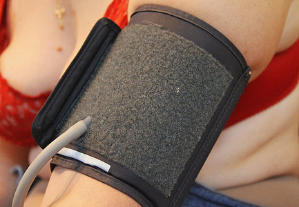 女性手的血液预尿素测量工具治疗仪表药品胸部病人疾病有氧运动临床保健图片