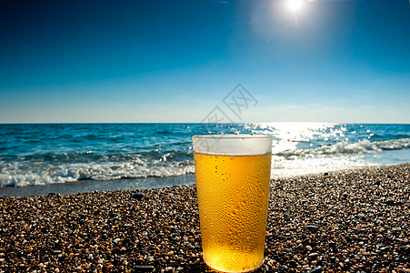 冰啤酒杯 在海面背景上图片