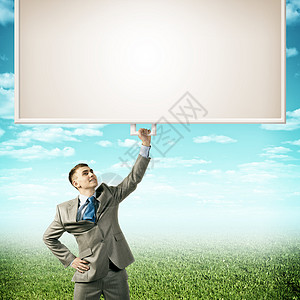 持有一手横旗的商务人士广告牌标语商业木板生意人幸福微笑展示手指天空图片