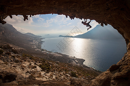 攀岩者的休眠风景太阳挑战洞穴成人男人绳索悬崖男性岩石图片