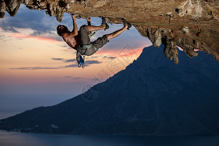 日落时的攀岩者风景太阳悬崖运动岩石高度绳索男人男性洞穴图片