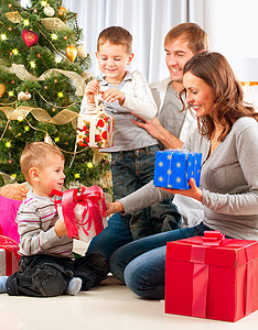 圣诞家庭 儿童开办礼品 圣诞树和圣诞树图片