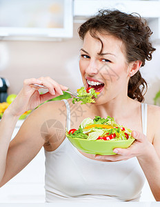 美丽的女孩吃蔬菜蔬菜沙拉 饮食概念 美食损失重量节食厨房微笑身体女性早餐营养食物图片