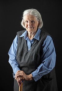 一个微笑的老女人的肖像头发个性女士快乐祖母老年智慧工作室退休女性图片