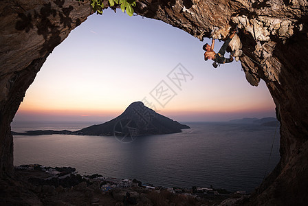 日落时的攀岩者成功绳索岩石悬崖成人运动风景登山者男人天空图片