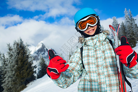 快乐的年轻滑雪运动员活动童年闲暇青少年女性青年假期胜地旅游头盔图片