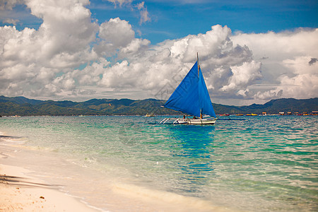 Boracay岛公海小船热带天空闲暇反射假期活动海洋旅行海浪帆船图片