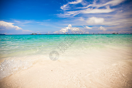 拥有绿绿水和白沙的完美热带海滩悬崖丛林椰子天空日落海浪旅行支撑阳光海景图片