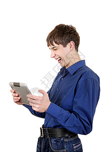 配有平板电脑的青少年男性乐趣快乐互联网享受青年喜剧微笑网络衬衫图片